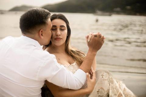 As melhores ideias e inspirações criativas de fotos de ensaio pré casamento registradas por fotógrafos profissionais de eventos da empresa Criativus Foto e Vídeo na Praia das Conchas, Guarujá  '