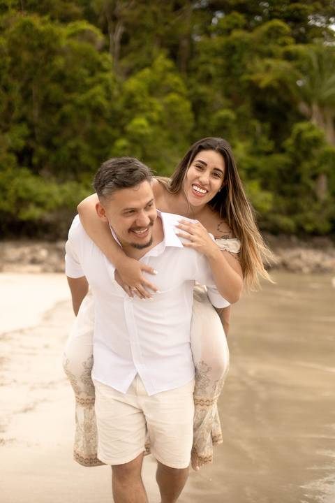 As melhores ideias e inspirações criativas de fotos de ensaio pré casamento registradas por fotógrafos profissionais de eventos da empresa Criativus Foto e Vídeo na Praia das Conchas, Guarujá  '