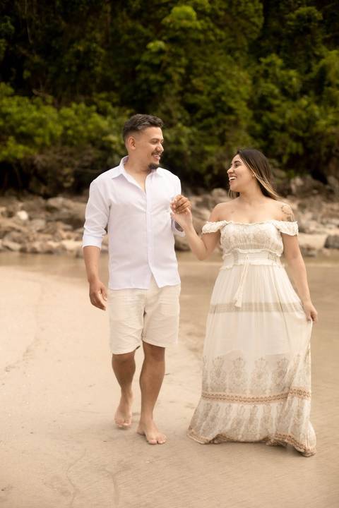 As melhores ideias e inspirações criativas de fotos de ensaio pré casamento registradas por fotógrafos profissionais de eventos da empresa Criativus Foto e Vídeo na Praia das Conchas, Guarujá  '