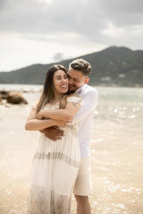 As melhores ideias e inspirações criativas de fotos de ensaio pré casamento registradas por fotógrafos profissionais de eventos da empresa Criativus Foto e Vídeo na Praia das Conchas, Guarujá  '