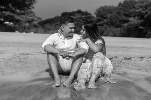 As melhores ideias e inspirações criativas de fotos de ensaio pré casamento registradas por fotógrafos profissionais de eventos da empresa Criativus Foto e Vídeo na Praia das Conchas, Guarujá  '