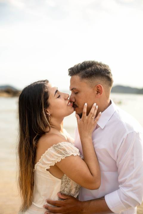 As melhores ideias e inspirações criativas de fotos de ensaio pré casamento registradas por fotógrafos profissionais de eventos da empresa Criativus Foto e Vídeo na Praia das Conchas, Guarujá  '