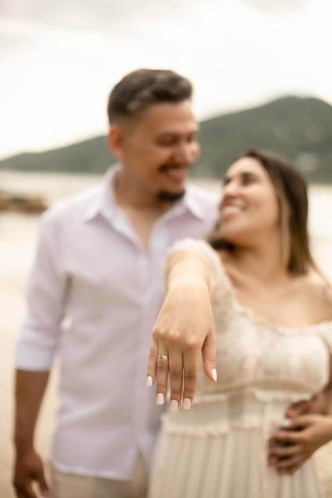 As melhores ideias e inspirações criativas de fotos de ensaio pré casamento registradas por fotógrafos profissionais de eventos da empresa Criativus Foto e Vídeo na Praia das Conchas, Guarujá  '