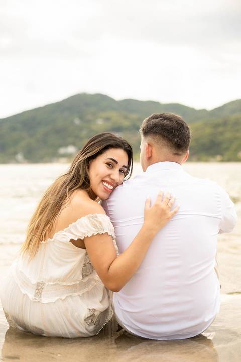 As melhores ideias e inspirações criativas de fotos de ensaio pré casamento registradas por fotógrafos profissionais de eventos da empresa Criativus Foto e Vídeo na Praia das Conchas, Guarujá  '