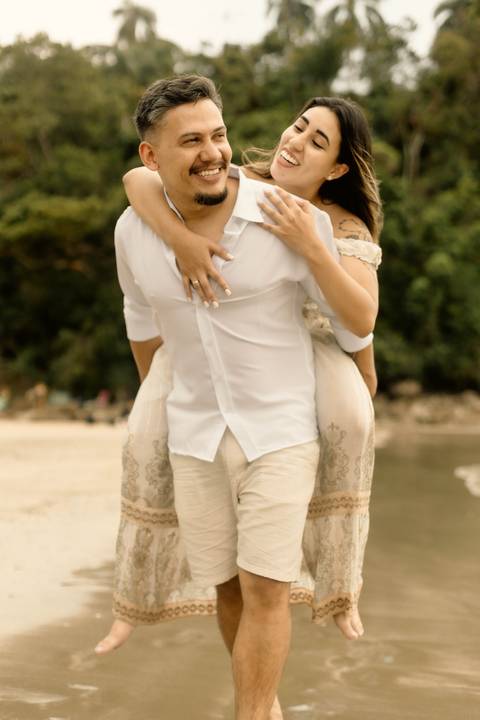 As melhores ideias e inspirações criativas de fotos de ensaio pré casamento registradas por fotógrafos profissionais de eventos da empresa Criativus Foto e Vídeo na Praia das Conchas, Guarujá  '