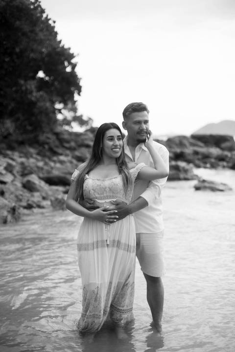 As melhores ideias e inspirações criativas de fotos de ensaio pré casamento registradas por fotógrafos profissionais de eventos da empresa Criativus Foto e Vídeo na Praia das Conchas, Guarujá  '