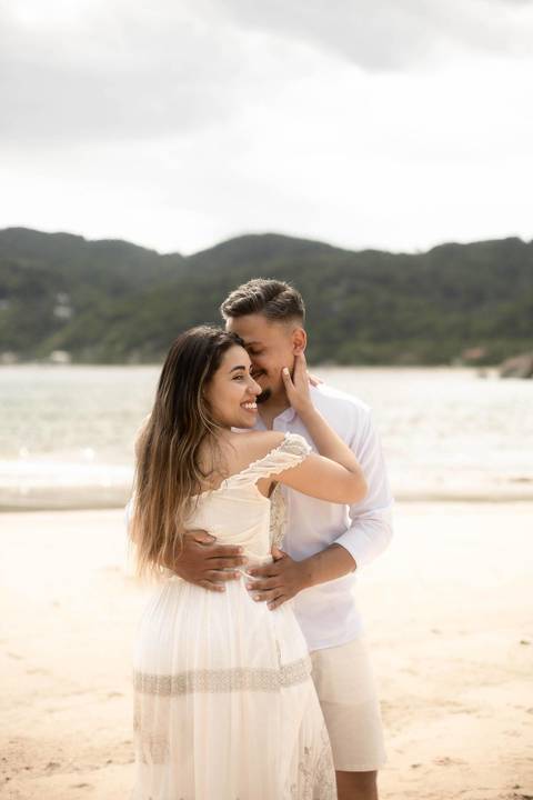 As melhores ideias e inspirações criativas de fotos de ensaio pré casamento registradas por fotógrafos profissionais de eventos da empresa Criativus Foto e Vídeo na Praia das Conchas, Guarujá  '