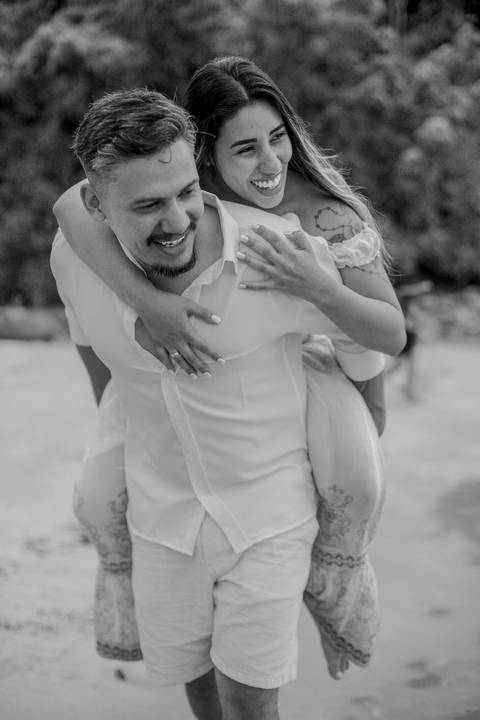 As melhores ideias e inspirações criativas de fotos de ensaio pré casamento registradas por fotógrafos profissionais de eventos da empresa Criativus Foto e Vídeo na Praia das Conchas, Guarujá  '