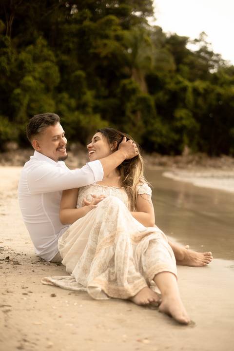 As melhores ideias e inspirações criativas de fotos de ensaio pré casamento registradas por fotógrafos profissionais de eventos da empresa Criativus Foto e Vídeo na Praia das Conchas, Guarujá  '