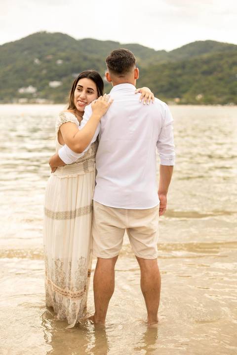 As melhores ideias e inspirações criativas de fotos de ensaio pré casamento registradas por fotógrafos profissionais de eventos da empresa Criativus Foto e Vídeo na Praia das Conchas, Guarujá  '