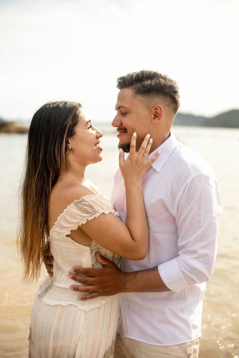 As melhores ideias e inspirações criativas de fotos de ensaio pré casamento registradas por fotógrafos profissionais de eventos da empresa Criativus Foto e Vídeo na Praia das Conchas, Guarujá  '