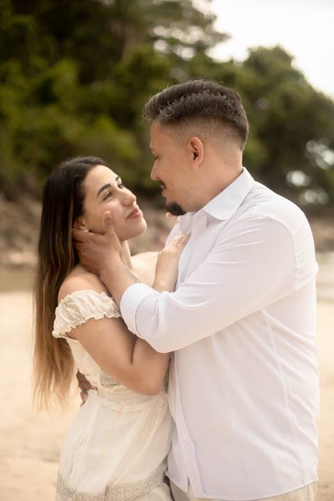 As melhores ideias e inspirações criativas de fotos de ensaio pré casamento registradas por fotógrafos profissionais de eventos da empresa Criativus Foto e Vídeo na Praia das Conchas, Guarujá  '