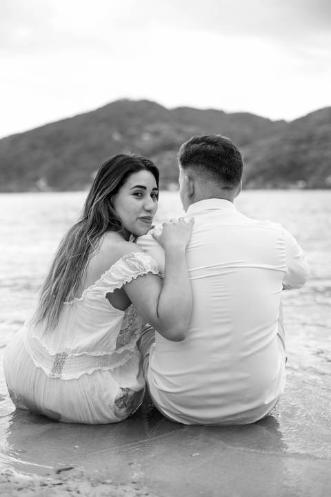 As melhores ideias e inspirações criativas de fotos de ensaio pré casamento registradas por fotógrafos profissionais de eventos da empresa Criativus Foto e Vídeo na Praia das Conchas, Guarujá  '