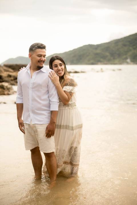 As melhores ideias e inspirações criativas de fotos de ensaio pré casamento registradas por fotógrafos profissionais de eventos da empresa Criativus Foto e Vídeo na Praia das Conchas, Guarujá  '
