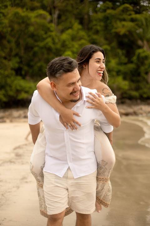As melhores ideias e inspirações criativas de fotos de ensaio pré casamento registradas por fotógrafos profissionais de eventos da empresa Criativus Foto e Vídeo na Praia das Conchas, Guarujá  '