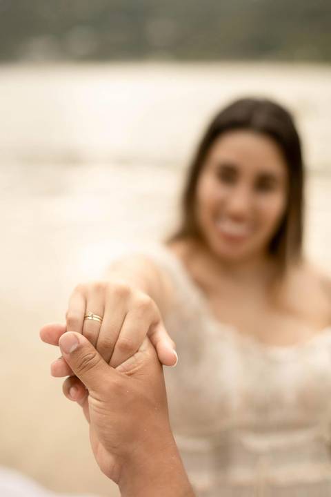 As melhores ideias e inspirações criativas de fotos de ensaio pré casamento registradas por fotógrafos profissionais de eventos da empresa Criativus Foto e Vídeo na Praia das Conchas, Guarujá  '