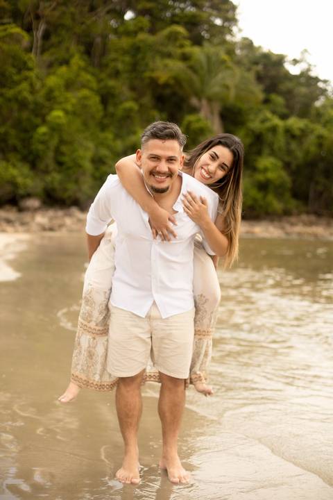 As melhores ideias e inspirações criativas de fotos de ensaio pré casamento registradas por fotógrafos profissionais de eventos da empresa Criativus Foto e Vídeo na Praia das Conchas, Guarujá  '