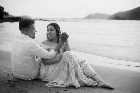 As melhores ideias e inspirações criativas de fotos de ensaio pré casamento registradas por fotógrafos profissionais de eventos da empresa Criativus Foto e Vídeo na Praia das Conchas, Guarujá  '