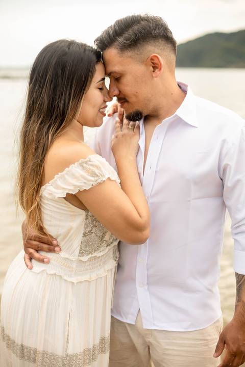As melhores ideias e inspirações criativas de fotos de ensaio pré casamento registradas por fotógrafos profissionais de eventos da empresa Criativus Foto e Vídeo na Praia das Conchas, Guarujá  '
