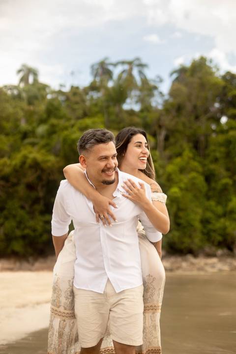 As melhores ideias e inspirações criativas de fotos de ensaio pré casamento registradas por fotógrafos profissionais de eventos da empresa Criativus Foto e Vídeo na Praia das Conchas, Guarujá  '