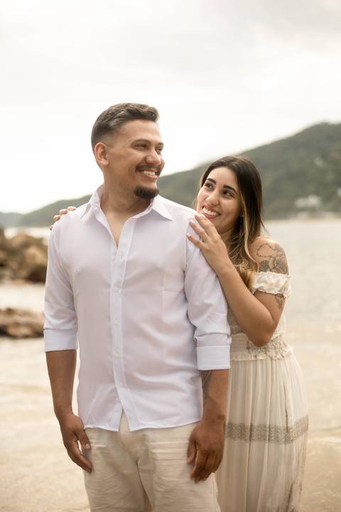 As melhores ideias e inspirações criativas de fotos de ensaio pré casamento registradas por fotógrafos profissionais de eventos da empresa Criativus Foto e Vídeo na Praia das Conchas, Guarujá  '