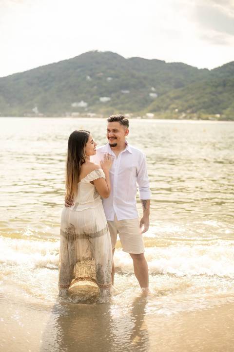 As melhores ideias e inspirações criativas de fotos de ensaio pré casamento registradas por fotógrafos profissionais de eventos da empresa Criativus Foto e Vídeo na Praia das Conchas, Guarujá  '