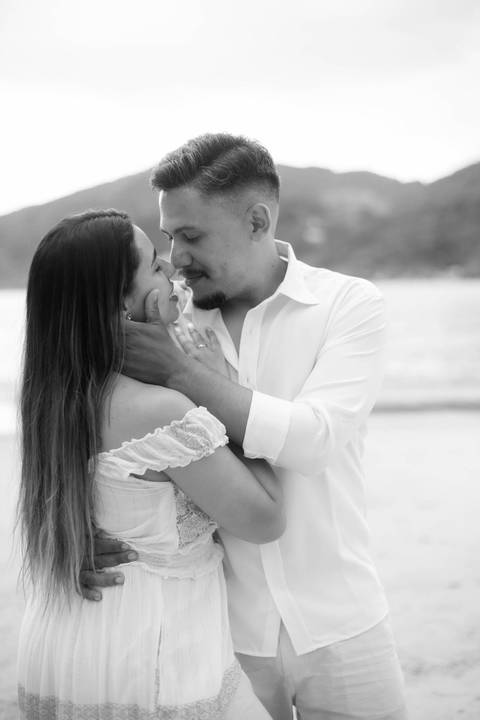 As melhores ideias e inspirações criativas de fotos de ensaio pré casamento registradas por fotógrafos profissionais de eventos da empresa Criativus Foto e Vídeo na Praia das Conchas, Guarujá  '