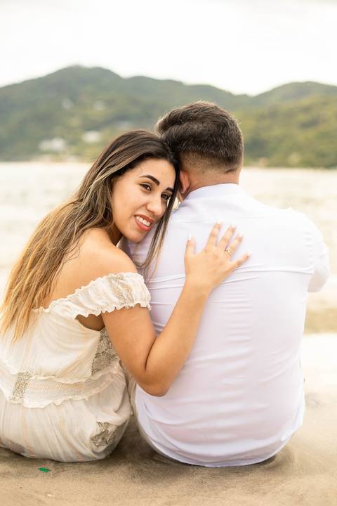 As melhores ideias e inspirações criativas de fotos de ensaio pré casamento registradas por fotógrafos profissionais de eventos da empresa Criativus Foto e Vídeo na Praia das Conchas, Guarujá  '
