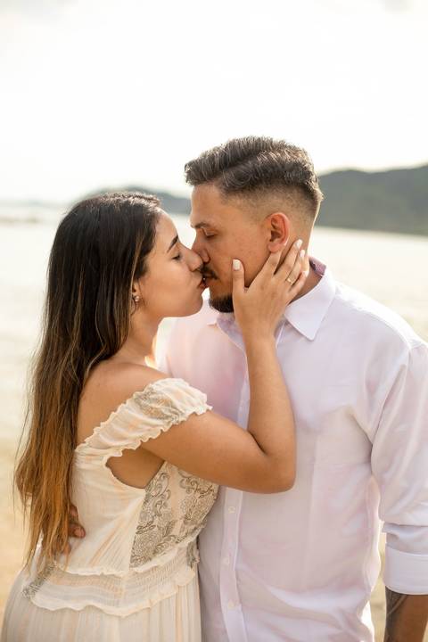 As melhores ideias e inspirações criativas de fotos de ensaio pré casamento registradas por fotógrafos profissionais de eventos da empresa Criativus Foto e Vídeo na Praia das Conchas, Guarujá  '
