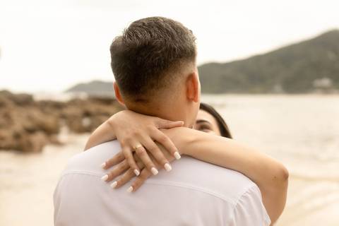 As melhores ideias e inspirações criativas de fotos de ensaio pré casamento registradas por fotógrafos profissionais de eventos da empresa Criativus Foto e Vídeo na Praia das Conchas, Guarujá  '