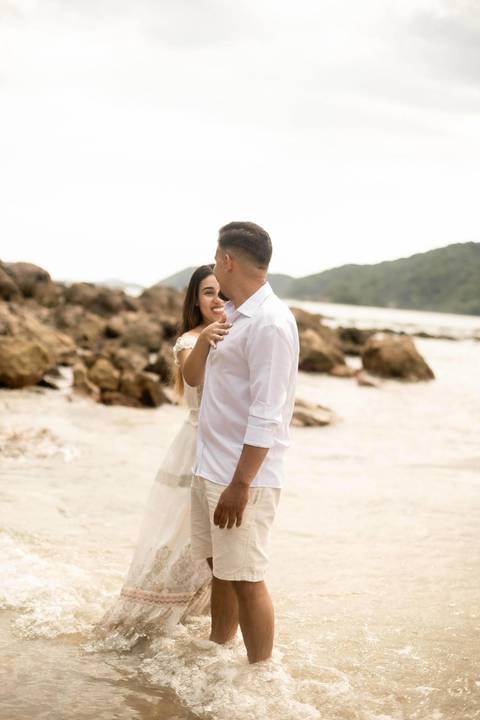 As melhores ideias e inspirações criativas de fotos de ensaio pré casamento registradas por fotógrafos profissionais de eventos da empresa Criativus Foto e Vídeo na Praia das Conchas, Guarujá  '