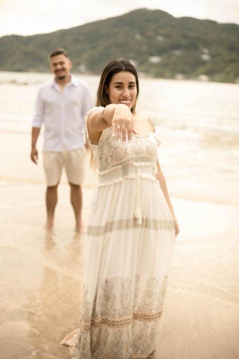 As melhores ideias e inspirações criativas de fotos de ensaio pré casamento registradas por fotógrafos profissionais de eventos da empresa Criativus Foto e Vídeo na Praia das Conchas, Guarujá  '