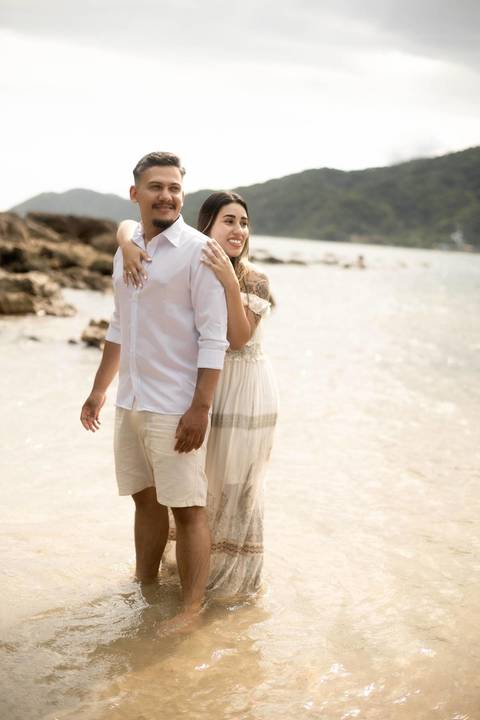 As melhores ideias e inspirações criativas de fotos de ensaio pré casamento registradas por fotógrafos profissionais de eventos da empresa Criativus Foto e Vídeo na Praia das Conchas, Guarujá  '