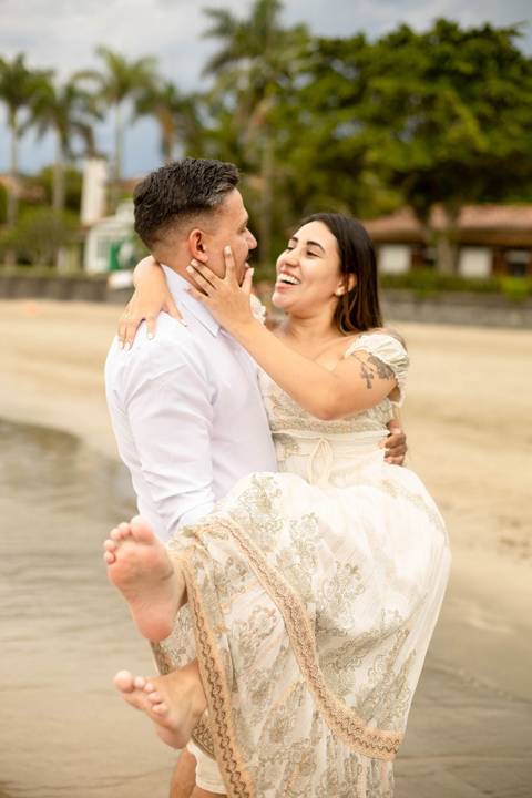 As melhores ideias e inspirações criativas de fotos de ensaio pré casamento registradas por fotógrafos profissionais de eventos da empresa Criativus Foto e Vídeo na Praia das Conchas, Guarujá  '