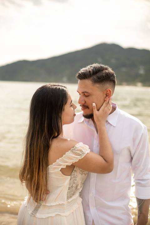As melhores ideias e inspirações criativas de fotos de ensaio pré casamento registradas por fotógrafos profissionais de eventos da empresa Criativus Foto e Vídeo na Praia das Conchas, Guarujá  '
