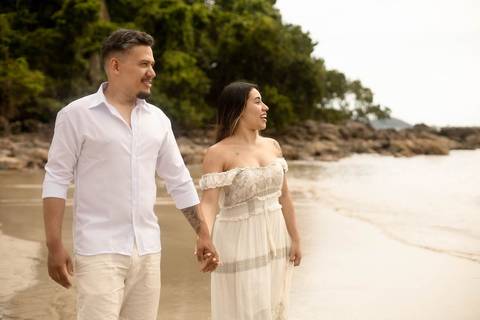 As melhores ideias e inspirações criativas de fotos de ensaio pré casamento registradas por fotógrafos profissionais de eventos da empresa Criativus Foto e Vídeo na Praia das Conchas, Guarujá  '