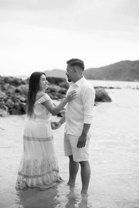 As melhores ideias e inspirações criativas de fotos de ensaio pré casamento registradas por fotógrafos profissionais de eventos da empresa Criativus Foto e Vídeo na Praia das Conchas, Guarujá  '