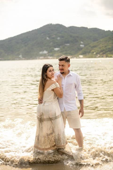 As melhores ideias e inspirações criativas de fotos de ensaio pré casamento registradas por fotógrafos profissionais de eventos da empresa Criativus Foto e Vídeo na Praia das Conchas, Guarujá  '