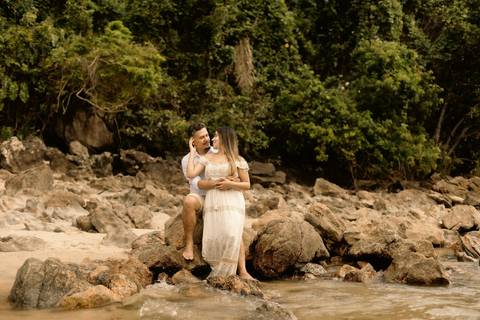 As melhores ideias e inspirações criativas de fotos de ensaio pré casamento registradas por fotógrafos profissionais de eventos da empresa Criativus Foto e Vídeo na Praia das Conchas, Guarujá  '