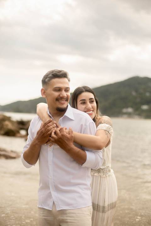 As melhores ideias e inspirações criativas de fotos de ensaio pré casamento registradas por fotógrafos profissionais de eventos da empresa Criativus Foto e Vídeo na Praia das Conchas, Guarujá  '