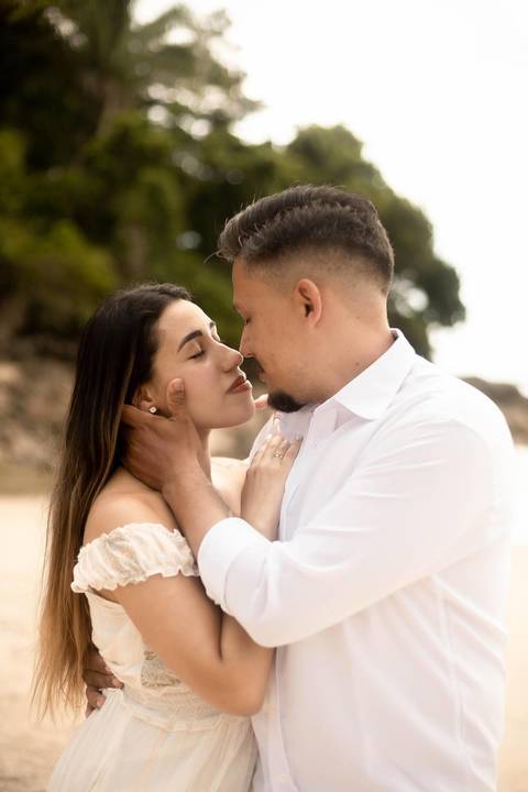 As melhores ideias e inspirações criativas de fotos de ensaio pré casamento registradas por fotógrafos profissionais de eventos da empresa Criativus Foto e Vídeo na Praia das Conchas, Guarujá  '