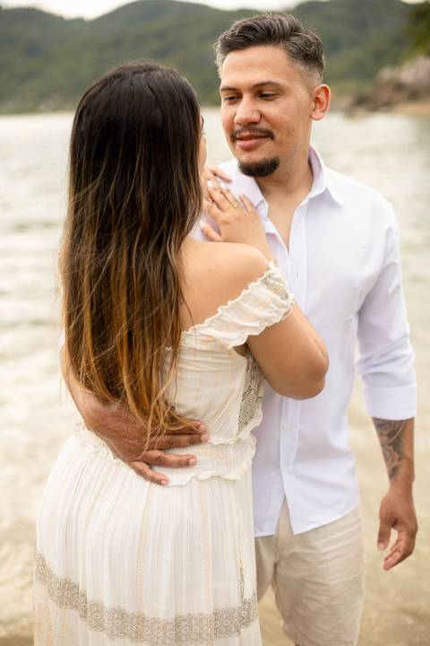 As melhores ideias e inspirações criativas de fotos de ensaio pré casamento registradas por fotógrafos profissionais de eventos da empresa Criativus Foto e Vídeo na Praia das Conchas, Guarujá  '