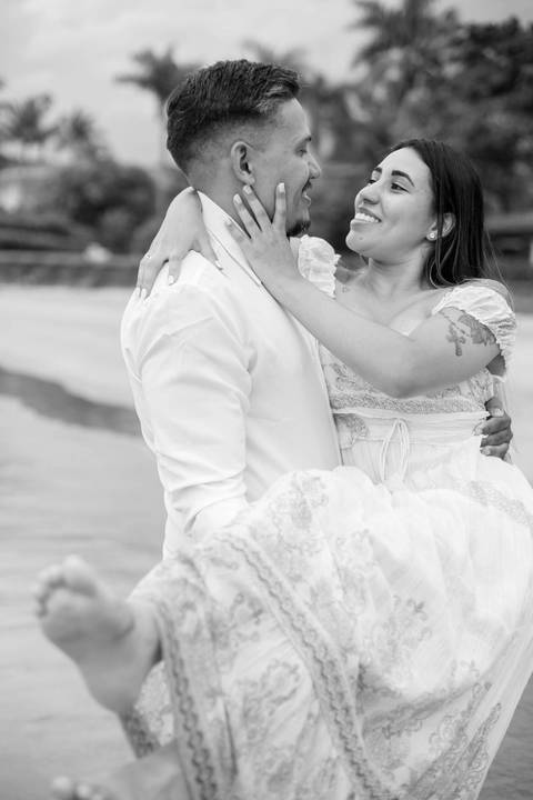 As melhores ideias e inspirações criativas de fotos de ensaio pré casamento registradas por fotógrafos profissionais de eventos da empresa Criativus Foto e Vídeo na Praia das Conchas, Guarujá  '