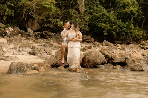 As melhores ideias e inspirações criativas de fotos de ensaio pré casamento registradas por fotógrafos profissionais de eventos da empresa Criativus Foto e Vídeo na Praia das Conchas, Guarujá  '