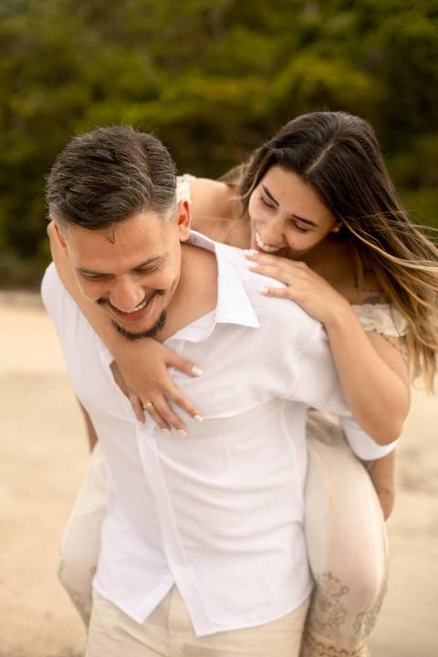 As melhores ideias e inspirações criativas de fotos de ensaio pré casamento registradas por fotógrafos profissionais de eventos da empresa Criativus Foto e Vídeo na Praia das Conchas, Guarujá  '