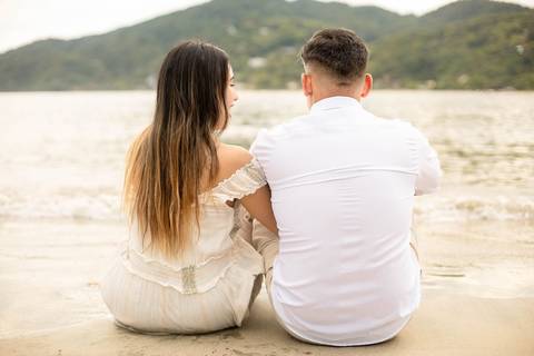 As melhores ideias e inspirações criativas de fotos de ensaio pré casamento registradas por fotógrafos profissionais de eventos da empresa Criativus Foto e Vídeo na Praia das Conchas, Guarujá  '