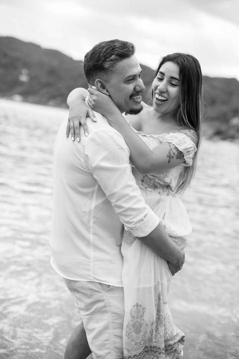 As melhores ideias e inspirações criativas de fotos de ensaio pré casamento registradas por fotógrafos profissionais de eventos da empresa Criativus Foto e Vídeo na Praia das Conchas, Guarujá  '