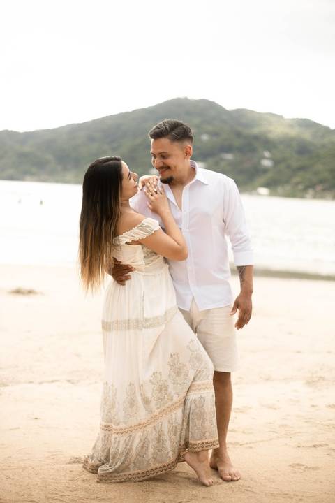 As melhores ideias e inspirações criativas de fotos de ensaio pré casamento registradas por fotógrafos profissionais de eventos da empresa Criativus Foto e Vídeo na Praia das Conchas, Guarujá  '