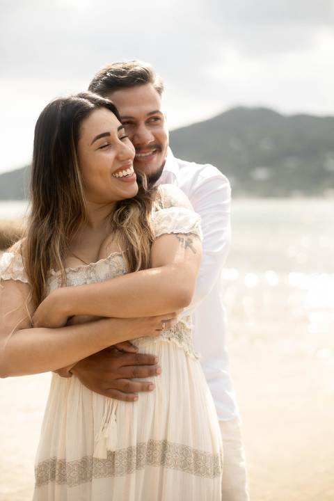 As melhores ideias e inspirações criativas de fotos de ensaio pré casamento registradas por fotógrafos profissionais de eventos da empresa Criativus Foto e Vídeo na Praia das Conchas, Guarujá  '