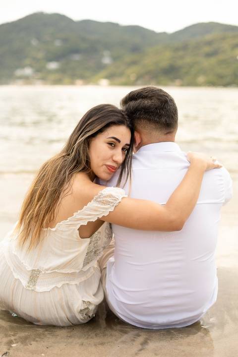 As melhores ideias e inspirações criativas de fotos de ensaio pré casamento registradas por fotógrafos profissionais de eventos da empresa Criativus Foto e Vídeo na Praia das Conchas, Guarujá  '